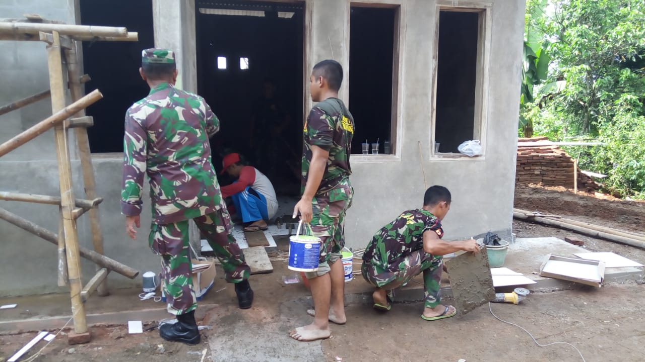 Satgas TMMD  Melaksanakan Pemasangan Keramik Di Rumah Bapak Sulkan