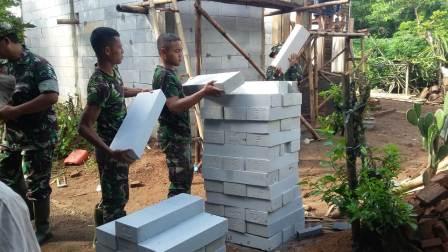 Sejumlah TNI Rela Menjadi Asisten Tukang Batu Di Lokasi TMMD