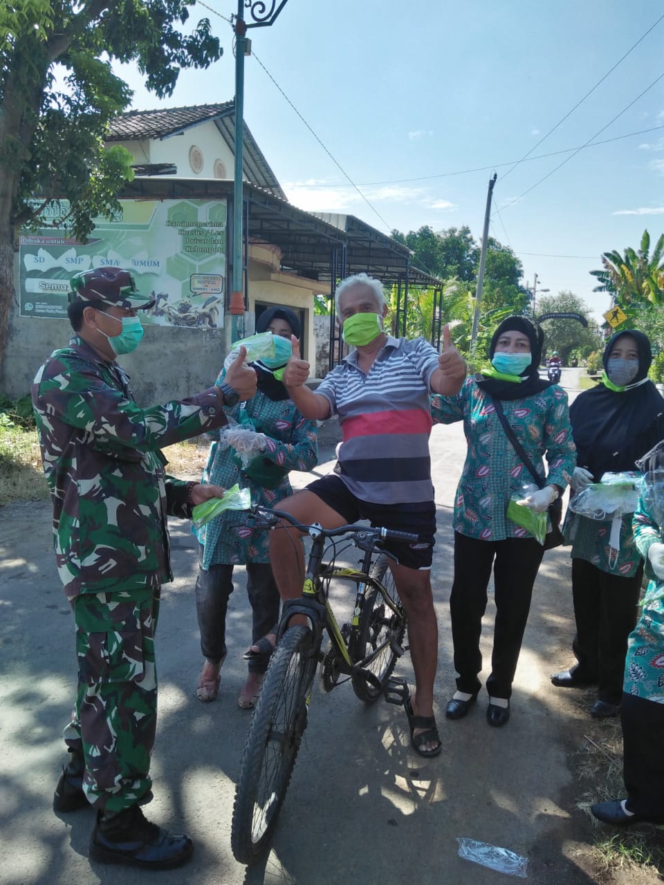 Wujud Nyata Kepedulian Satgas TMMD Bagikan Masker Kepada Masyarakat