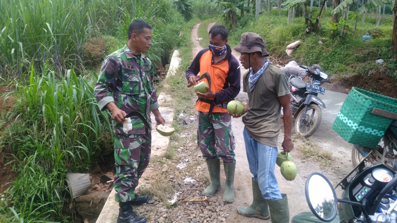 Kelapa Muda Hilangkan Dahaga Satgas TMMD Ke-107