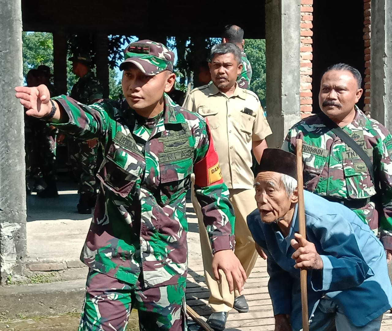 Kepedulian Komandan Satgas TMMD Membantu Warga Desa Kedungsari