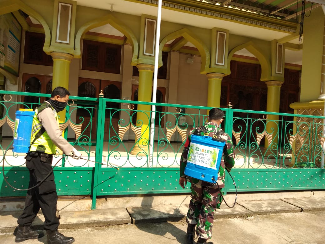 Satgas TMMD Lakukan Penyemprotan Disinfektan Di Masjid Jami’ Al Mutaqin