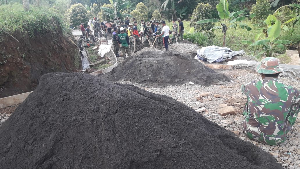 Tumpukan Material Tanda Satgas TMMD,  Siap Lanjutkan Pengecoran Jalan