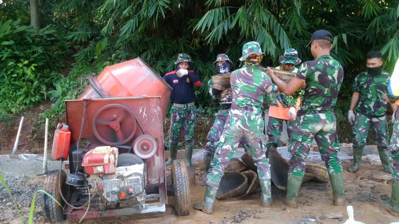 Semangat Satgas Mengiringi Concrete Mixer Terus Berputar Di Lokasi TMMD Ke-107