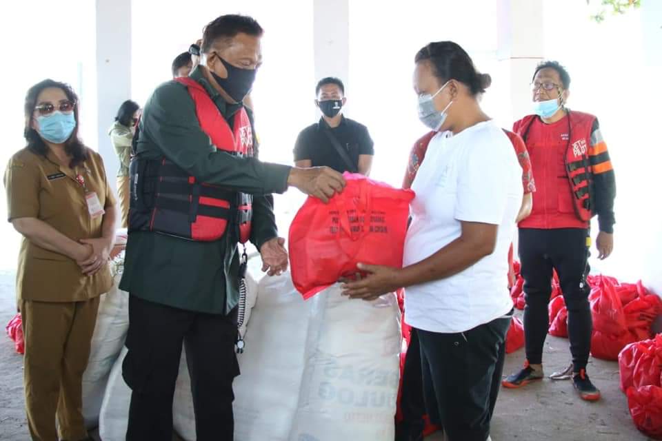 Gubernur OD  Kendarai Jet Ski Bagi Sembako  di Pulau Siladen, Bunaken dan Manado Tua