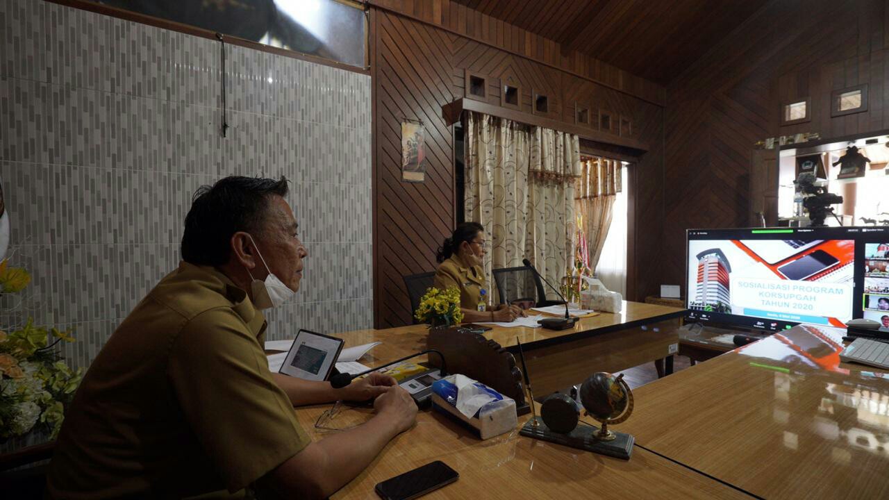 Walikota Tomohon Ikut Rapat Gunakan VidCon Bersama KPK RI