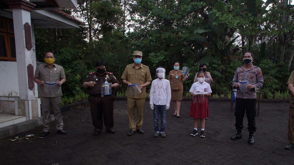 Walikota Tomohon Terima APD Karya Siswa SD dan SMP