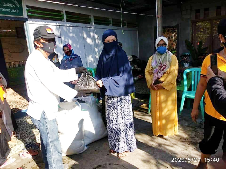 Jelang Hari Raya Ketupat, Relawan VAP dan KBPP Polri Sulut Bantu Warga Jaton Jelang Hari Raya Ketupat, Relawan VAP dan KBPP Polri Sulut Bantu Warga Jaton