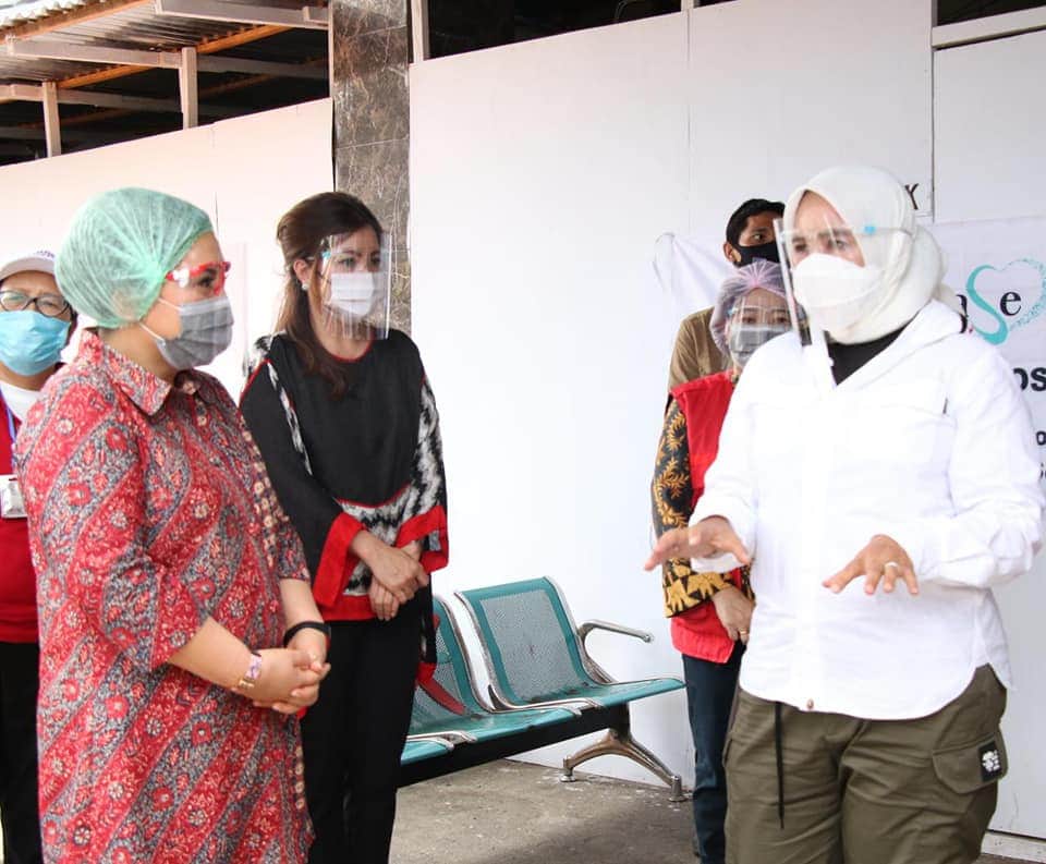 Istri Mendagri Salurkan APD Bantuan OASE di RS Pancaran Kasih dan RS Siti Maryam Istri Mendagri Salurkan APD Bantuan OASE di RS Pancaran Kasih dan RS Siti Maryam