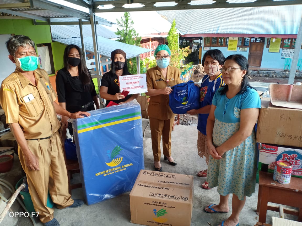 Melalui Dinas Sosial, Pemprov Sulut Salurkan Bantuan Untuk Korban Kebakaran di Kelurahan Kleak