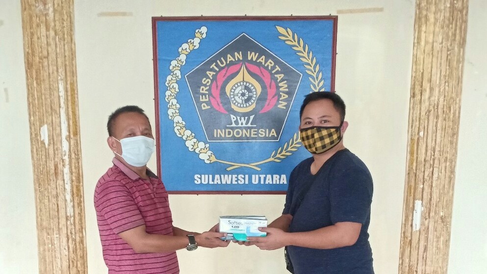 Lontaan Serahkan Bantuan Masker PWI Pusat Bagi Wartawan Tomohon