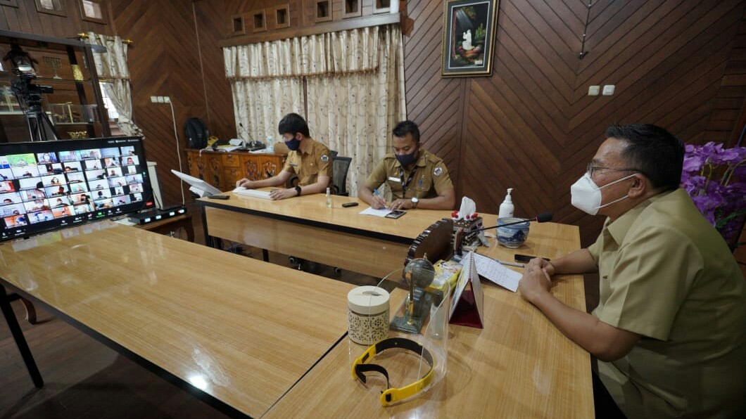 Walikota Tomohon Pimpin Rapat Bahas PMR Covid-19 Walikota Tomohon Pimpin Rapat Bahas PMR Covid-19