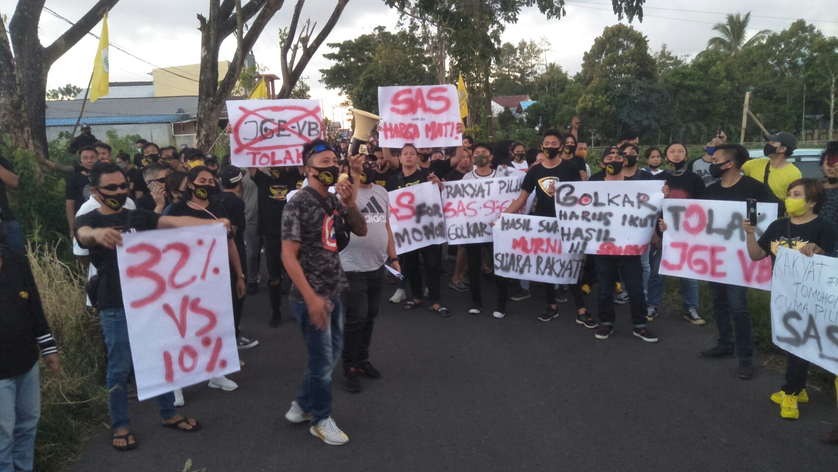 Disambangi Pendukung SAS, Musda Golkar Tomohon di Homestay Dibatalkan Disambangi Pendukung SAS, Musda Golkar Tomohon di Homestay Dibatalkan