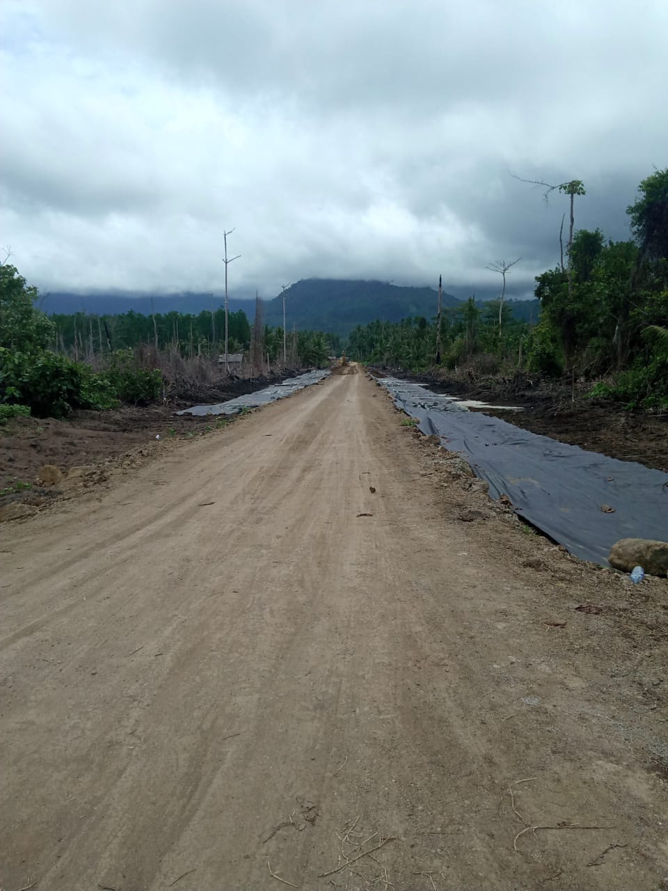 PUPR Boltim : Dua Pekerjaan Peningkatan Jalan Desa Sedang Action PUPR Boltim : Dua Pekerjaan Peningkatan Jalan Desa Sedang Action