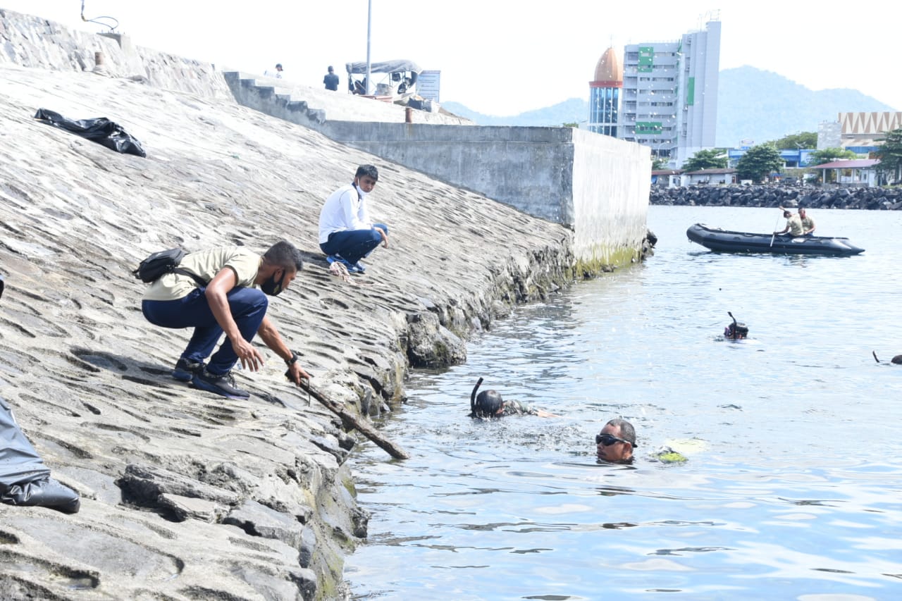 Lantamal VIII-Komunitas Pencinta Lingkungan Gelar Aksi Angkat Sampah Laut