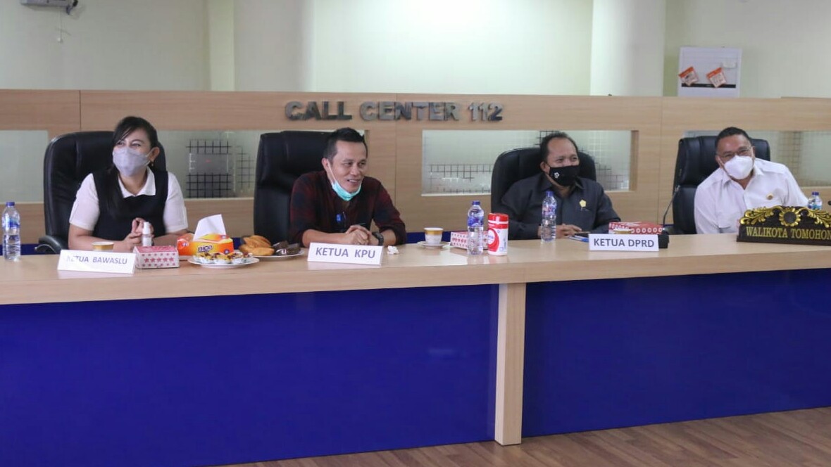 Ketua KPU Tomohon Ikuti Vidcon Rakornas Keamanan Pilkada Serentak 2020 Ketua KPU Tomohon Ikuti Vidcon Rakornas Keamanan Pilkada Serentak 2020