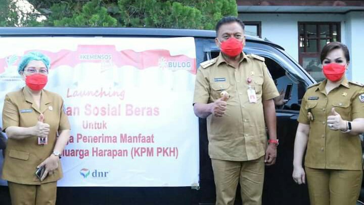 Wawali SAS Dampingi Gubernur Sulut Serahkan Bantuan PKH Wawali SAS Dampingi Gubernur Sulut Serahkan Bantuan PKH
