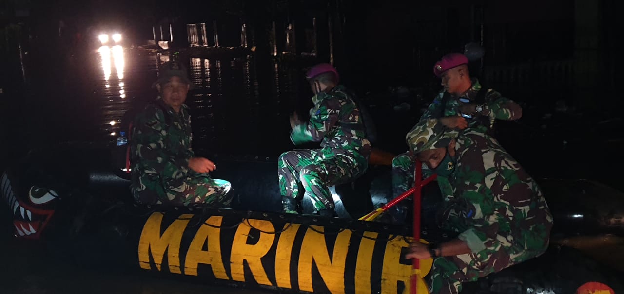 Atasi Banjir di Manado, Danyonmarhanlan VIII/Bitung Turunkan 80 Prajurit dan Peralatan Atasi Banjir di Manado, Danyonmarhanlan VIII/Bitung Turunkan 80 Prajurit dan Peralatan