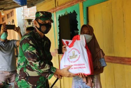 Dandim Pati Salurkan Paket Sembako Kepada Korban Banjir