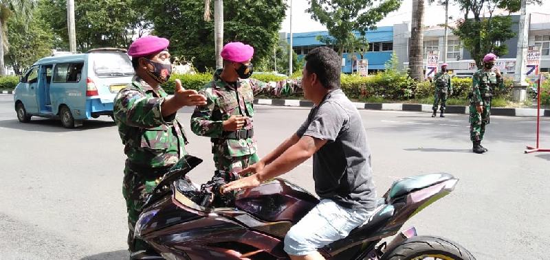 Personil Marinir Bitung Turun ke Jalan Gelar Operasi Yustisi