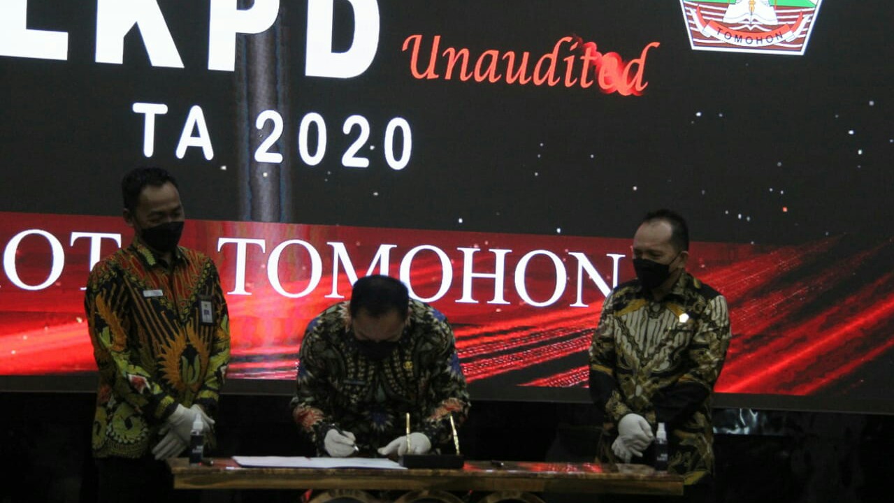 Caroll Senduk Bersama Djemmy Sundah Serahkan LKPD Kota Tomohon Tahun 2020
