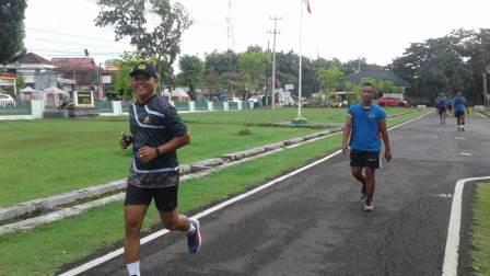 Kasdim Pati Lari Aerobik Bersama Anggota Dilapangan Kompi C – Alugoro Pati Kasdim Pati Lari Aerobik Bersama Anggota Dilapangan Kompi C – Alugoro Pati