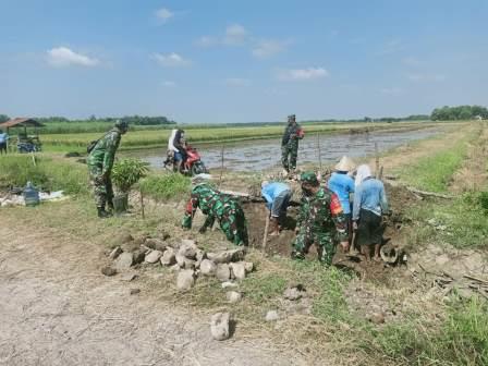 Teriknya Matahari Tak Akan Menyurutkan Semangat Kerja TNI dan Warga