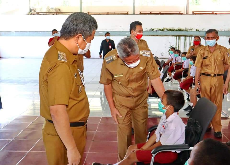 Bupati Minsel Serahkan 100 Paket Bantuan dari Alfamart Kepada Siswa-Siswi SD di Minsel