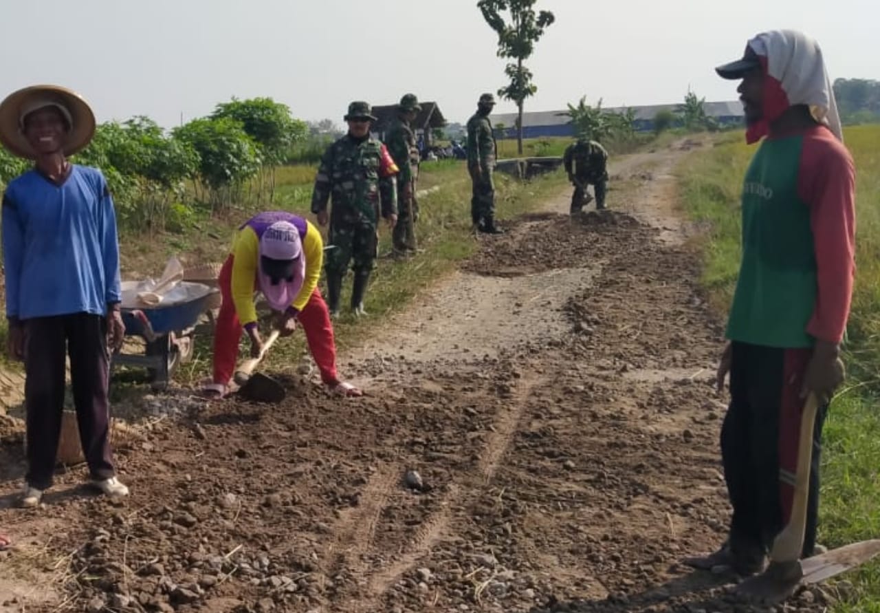 Ada Pemandangan Indah Dijalan Penghubung Desa Tamansari Tradisi Gotong-Royong Sangat Erat