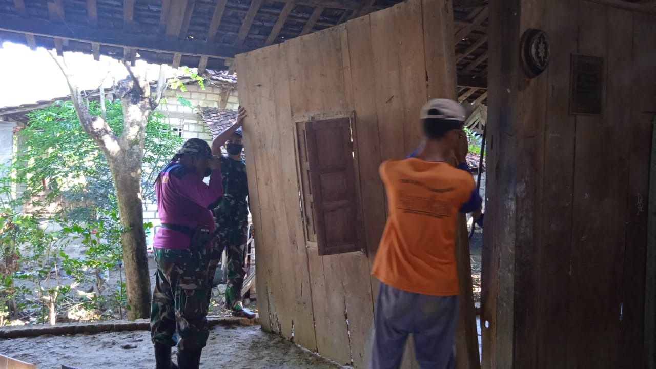 Di Awali Dengan Pembongkaran dan Diakhiri Dengan Terwujudnya Rumah Hunian Yang Layak Di Awali Dengan Pembongkaran dan Diakhiri Dengan Terwujudnya Rumah Hunian Yang Layak