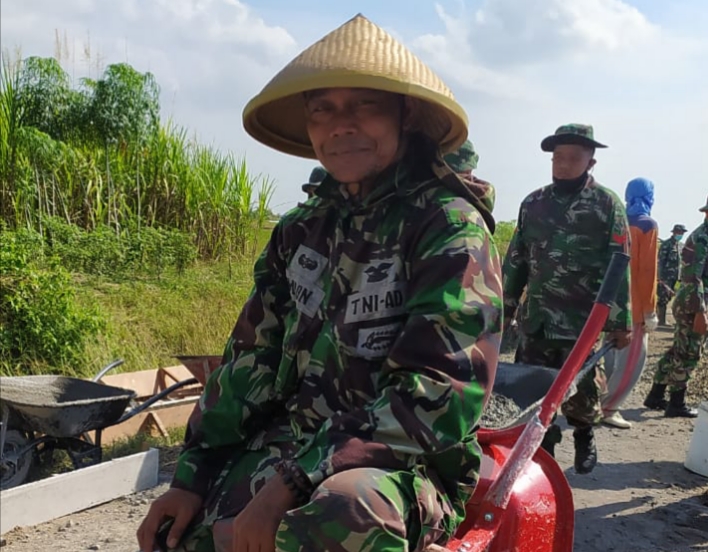 Senyuman Manis Sertu Imron Senyuman Manis Sertu Imron