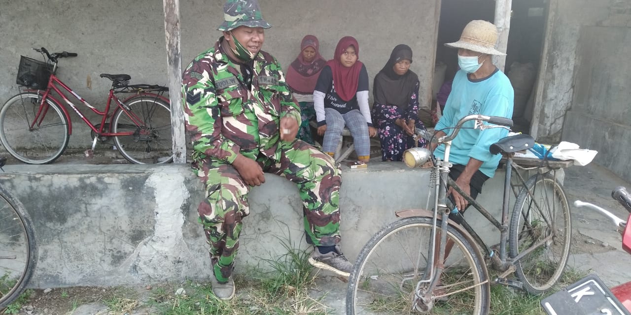 Satgas Jalin Silaturahmi Komsos Dengan Warga di Lokasi TMMD