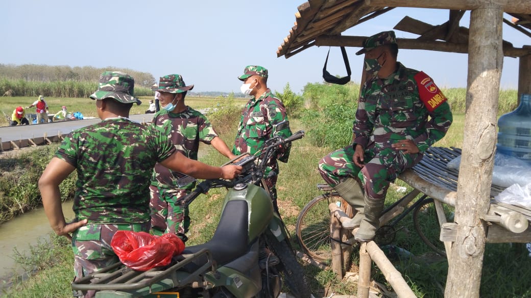 Danramil 16/Jaken Terjun Langsung melakukan Pemantauan Kegiatan Pengecoran Jalan Danramil 16/Jaken Terjun Langsung melakukan Pemantauan Kegiatan Pengecoran Jalan