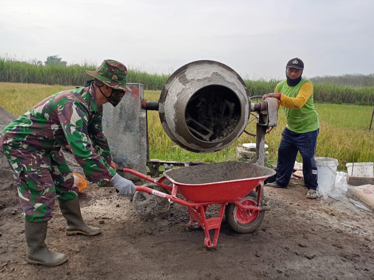 Seakan Tidak Mau Kalah Dalam Kerja, Warga Menggenjot Semangatnya