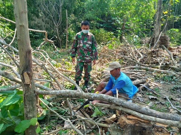 Meningkatkan Kepedulian dengan Membantu Warga.