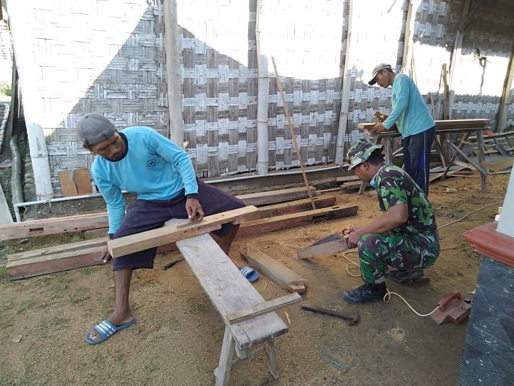 Satgas TMMD 111 Mulai Menyiapkan Dan Menyerut Bahan Kusen Dan Jendela Satgas TMMD 111 Mulai Menyiapkan Dan Menyerut Bahan Kusen Dan Jendela