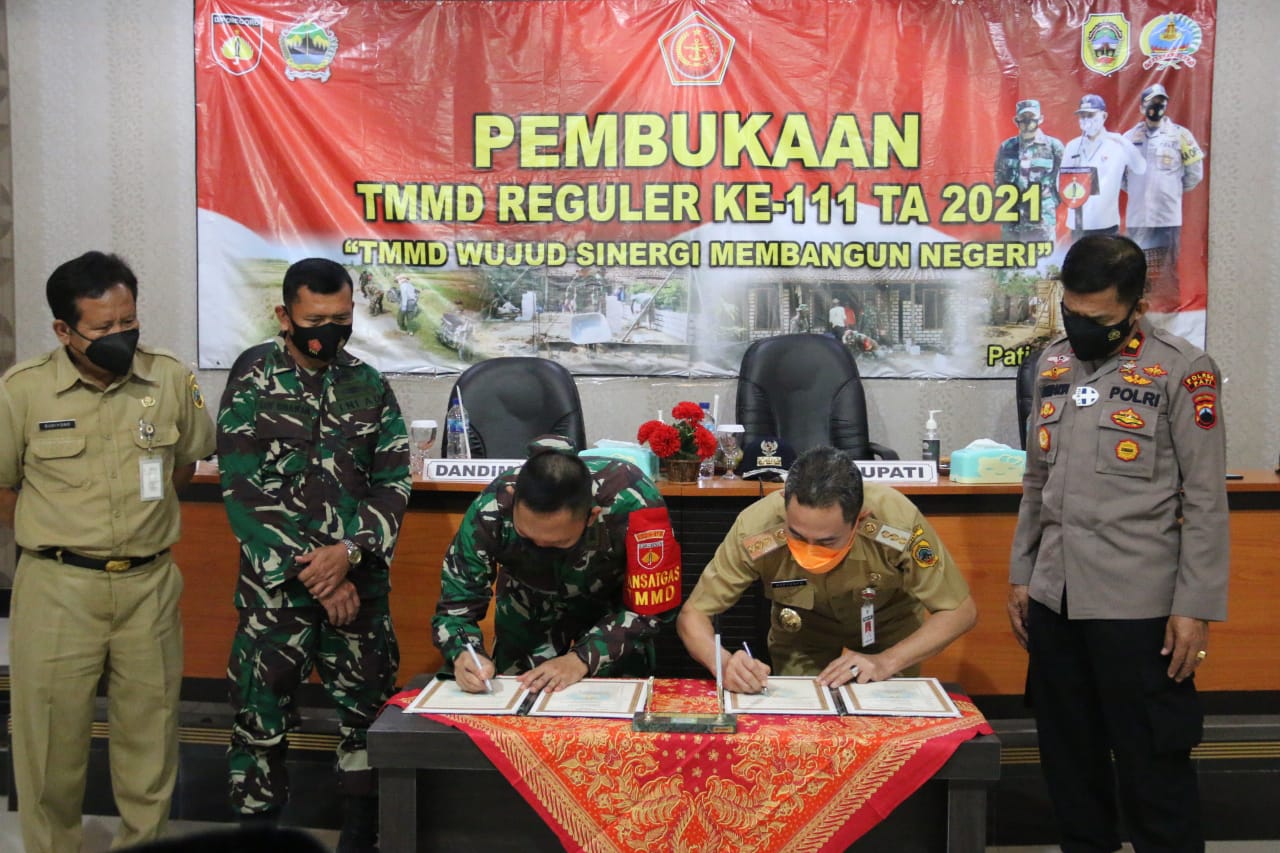 Penandatanganan Berita Acara Serah Terima TMMD 111 di Tamansari Penandatanganan Berita Acara Serah Terima TMMD 111 di Tamansari
