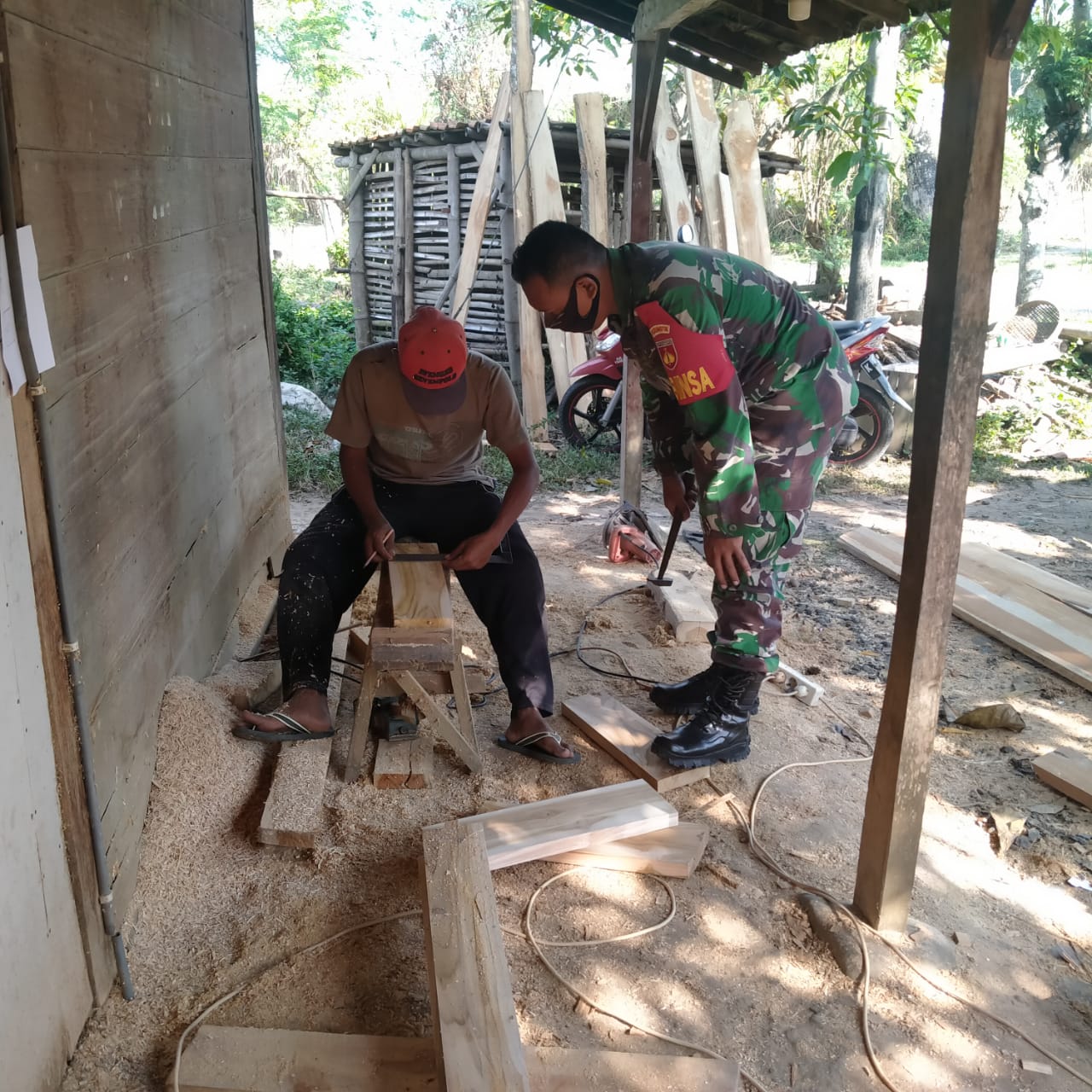 Sersan Satu Jumroni Mengamati Cara Kerja Jasmen dalam Membuat Pintu Sersan Satu Jumroni Mengamati Cara Kerja Jasmen dalam Membuat Pintu