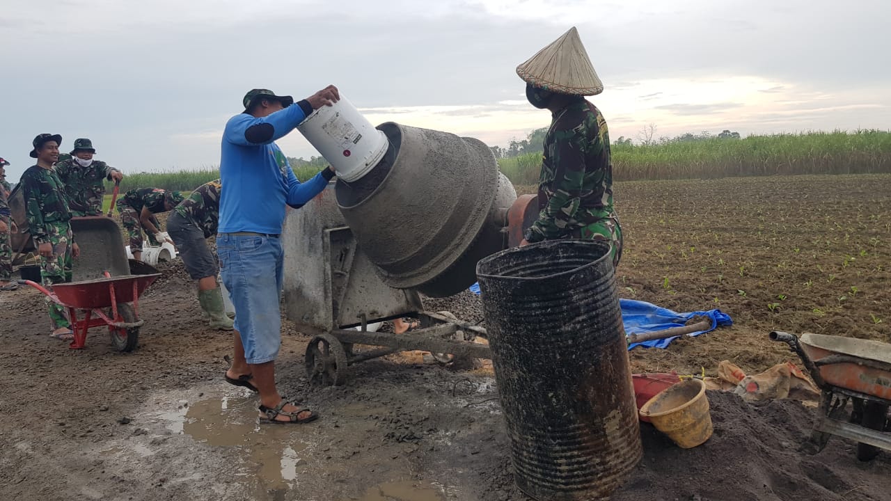 Silih Berganti Bersama Masyarakat Operasionalkan Molen Di Betonisasi Jalan Silih Berganti Bersama Masyarakat Operasionalkan Molen Di Betonisasi Jalan