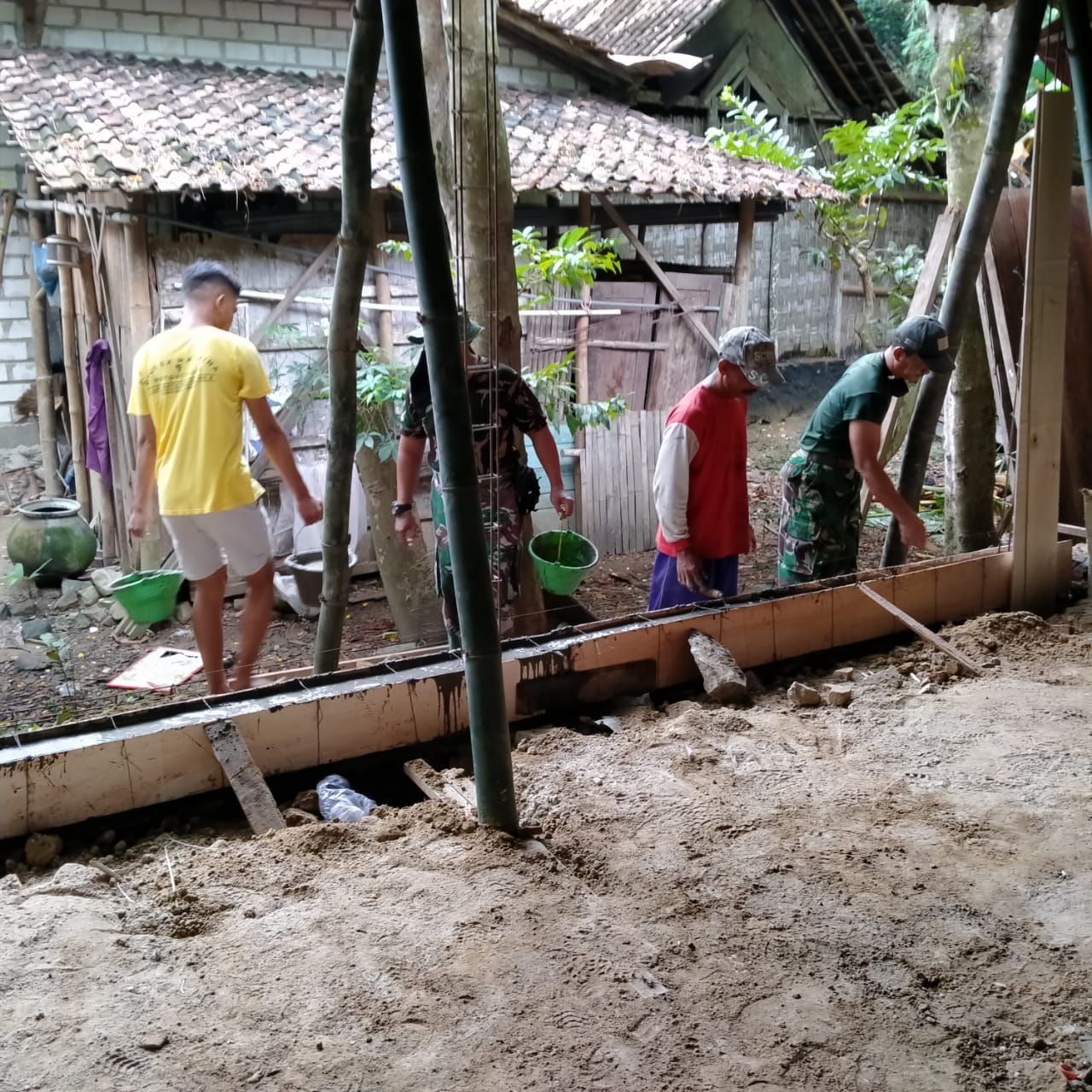 Pembuatan Sloof Di Rumah Sripi Warga Dukuh Pandahan