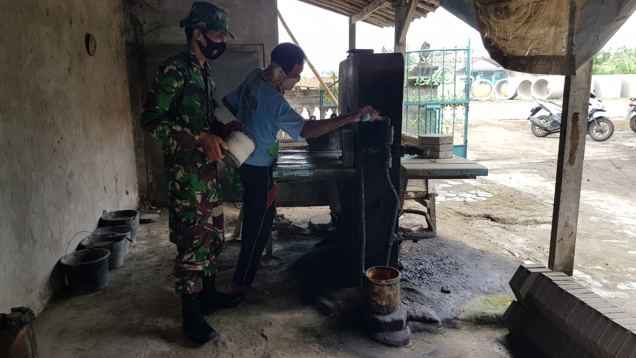 Tingginya Kebutuhan Konsumen,  Usaha Gorong-gorong Warga Tamansari Kebanjiran Order