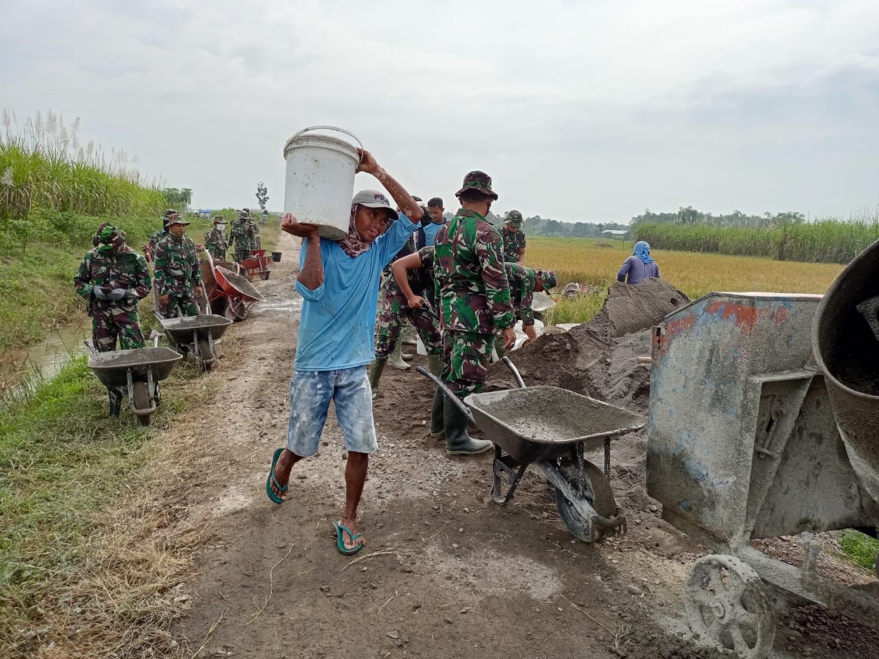 Semangat Handoyo Tanda Terimakasih Kepada Aggota TNI Satgas TMMD Kodim 0718/Pati Semangat Handoyo Tanda Terimakasih Kepada Aggota TNI Satgas TMMD Kodim 0718/Pati