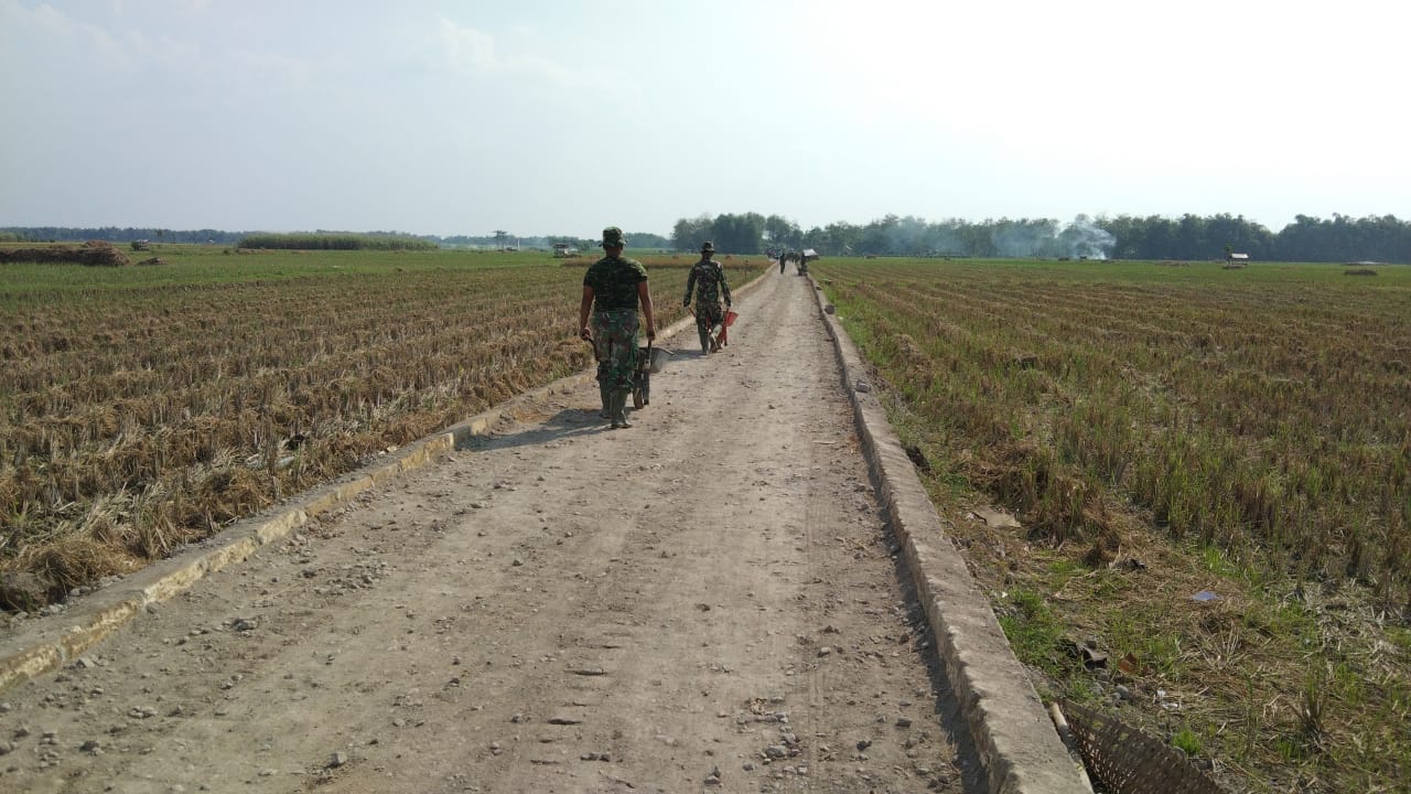 Jarak Jauh Dan Cuaca Terik Tak Menurunkan Semangat Anggota Tim Satgas TMMD Kodim 0718/Pati