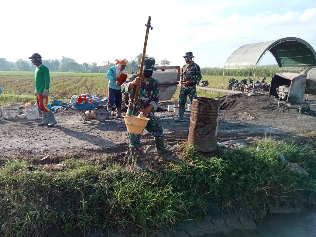 Mesin Pompa Air Rusak, Anggota Satgas Menimba Air Untuk Buat Adukan.