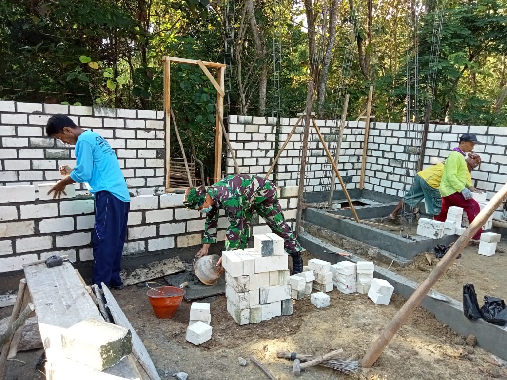 Rehab Rumah Tidak Layak Huni (RTLH), Satgas TMMD 111 Pasang Batako Dan Kusen.