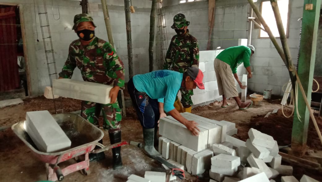 TNI Pasang Bata Dinding Rumah Suyat