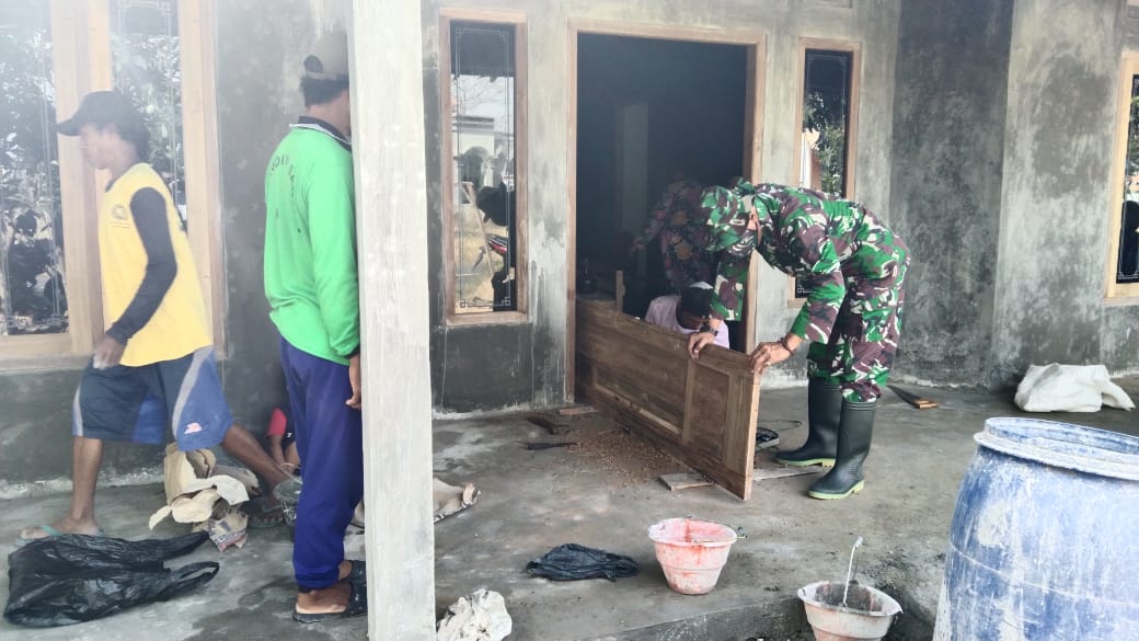 Ibu Sutiah Sudah Masuk Tahap Pemasangan Pintu Oleh Satgas TMMD