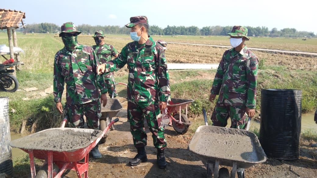 Roda Satu Angkong Masih Menjadi Senjata Andalan Satgas TMMD