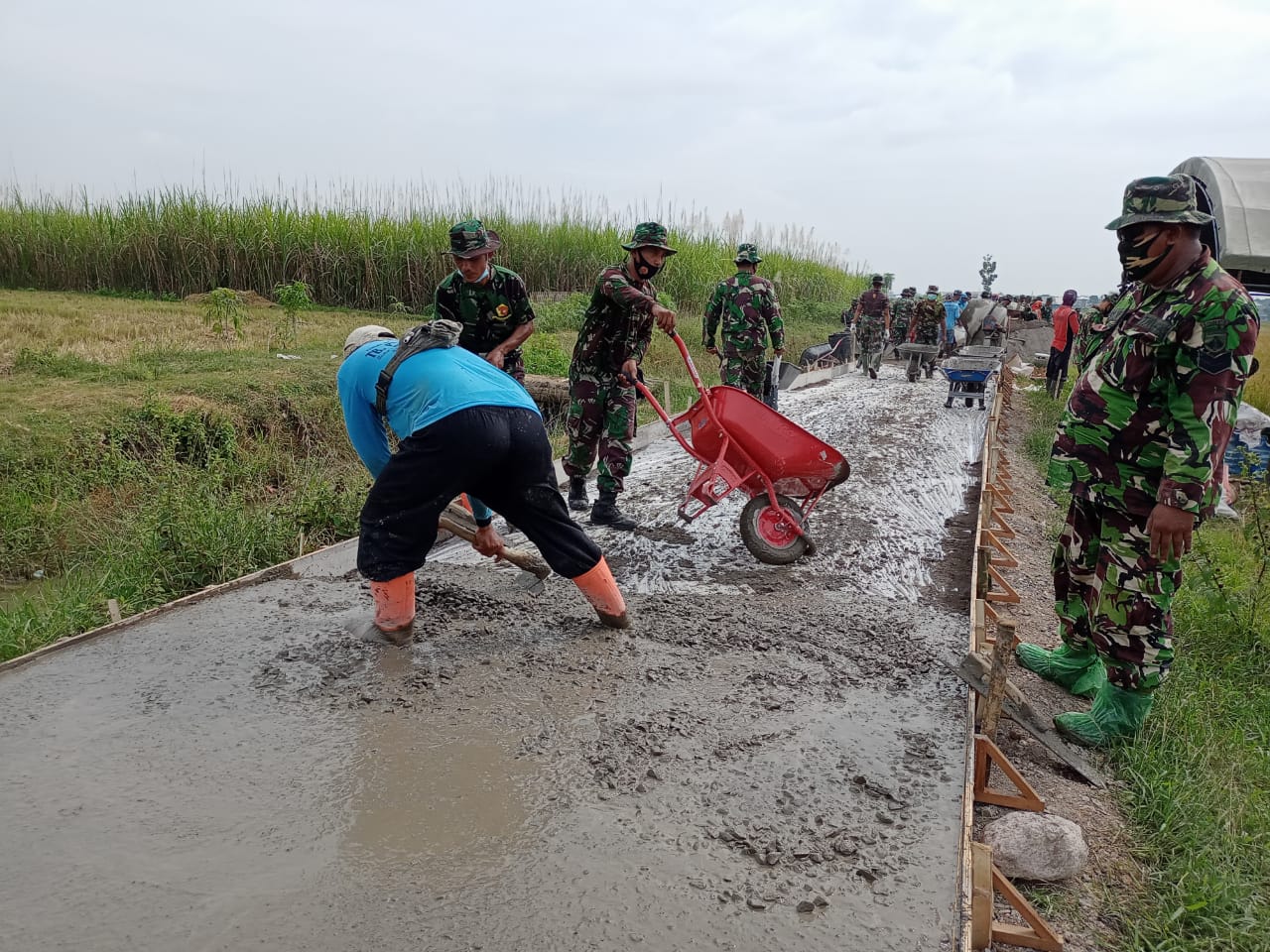 Betonisai Jalan Di Desa Tamansari Diupayakan Aggota Satgas TMMD Untuk Segera Diselesaikan Betonisai Jalan Di Desa Tamansari Diupayakan Aggota Satgas TMMD Untuk Segera Diselesaikan