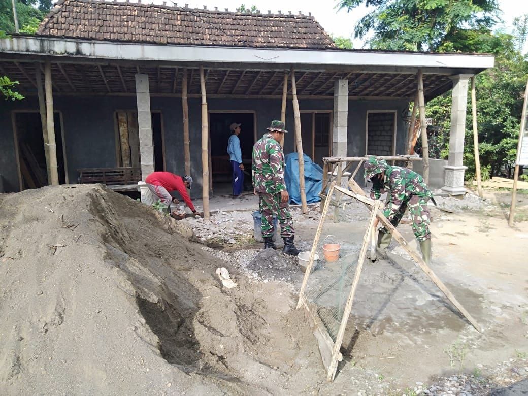 TNI Bersama Warga Kompak Mengaduk Semen Dalam Rangka RTLH